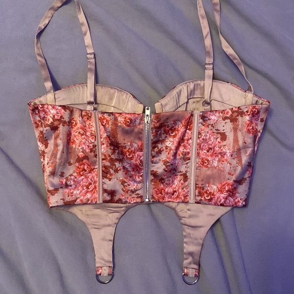 FLORAL PRINT CORSET CROP TOP IN RED                         US 2 - Picture 3 of 4